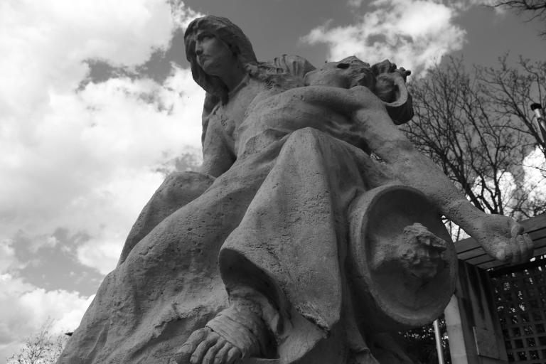 Détail du groupe statuaire, vue en contre-plongée, 3/4 droit.
