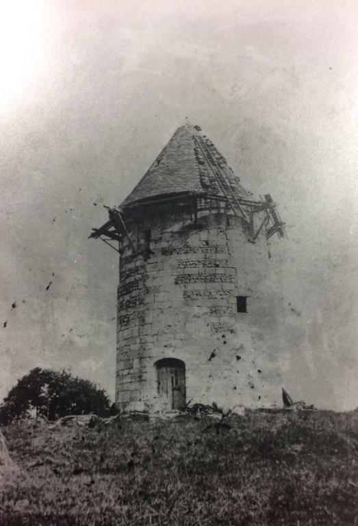 Moulin en cours de couverture en tuiles et après suppression de la lucarne.- Photographie, après 1870 (Collection Alain Joubert). 