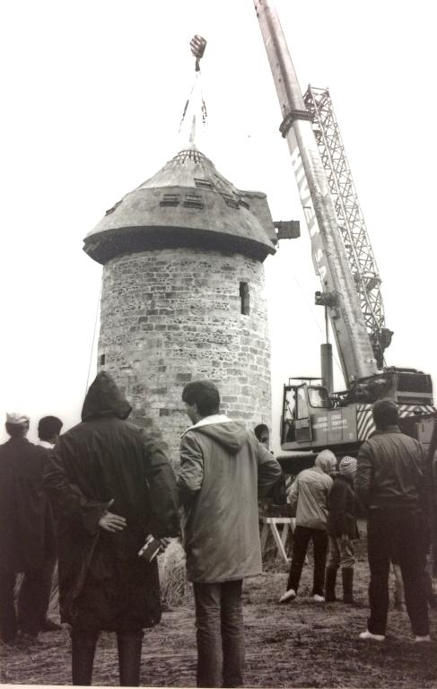 Pose du nouveau toit couvert en chaume.- Photographie, Parc de Brotonne, vers 1984 (Collection Alain Joubert). 