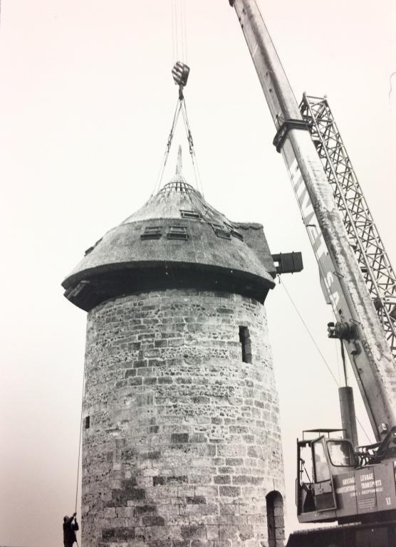 Pose du nouveau toit couvert en chaume.- Photographie du Parc de Brotonne, vers 1984 (Collection Alain Joubert). 