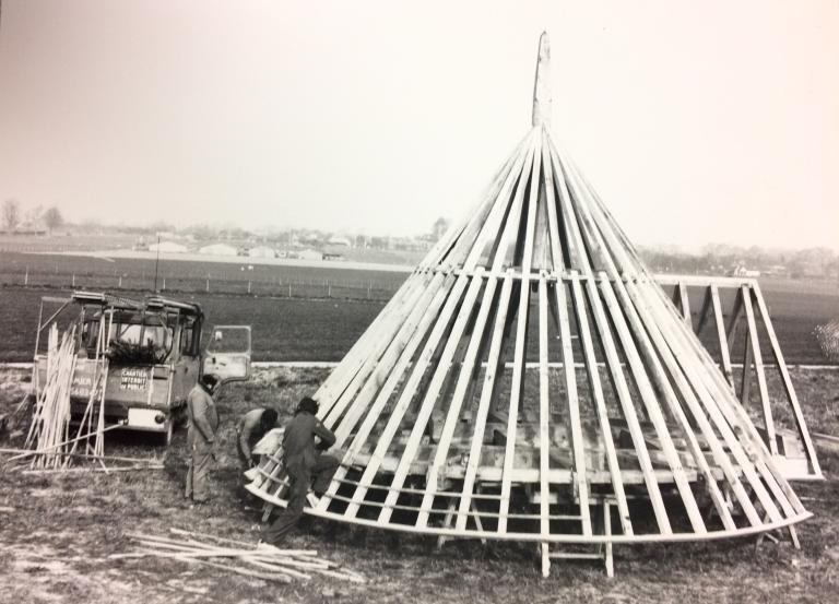 Préparation de la charpente du toit.- Photographie, Parc de Brotonne, vers 1984 (Collection Alain Joubert). 