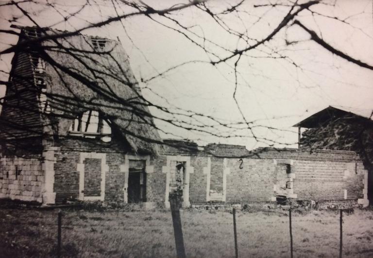 Ancienne maison de la mare Patin, dite maison du meunier, en cours de démolition. Photographie, Parc de Brotonne, 1971. 