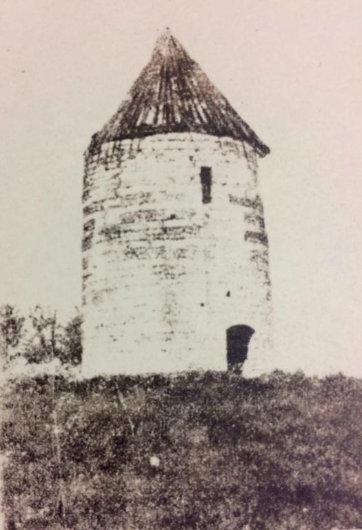 Le moulin avec sa toiture.- Photographie, vers 1900 (Collection Alain Joubert). 