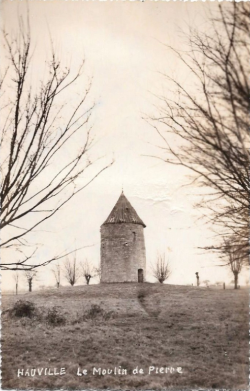 HAUVILLE.- Le moulin de pierre. Photographie, vers 1900 (Collection Particulière). 