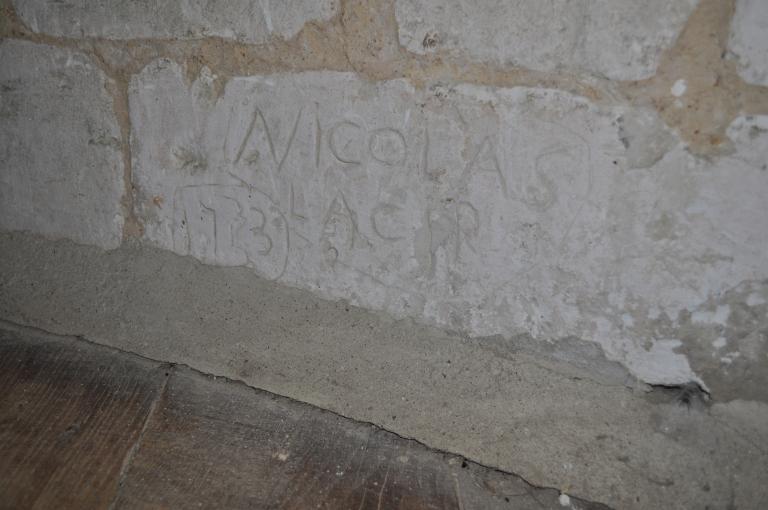 Détail d'une inscription : NICOLAS LACIR / 1723.- Photographie, 2017 (Collection Alain Joubert). 