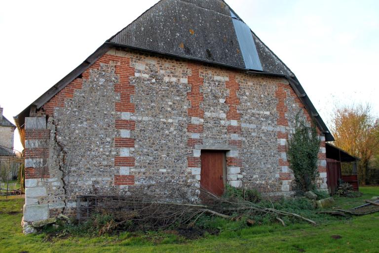 Grange sur propriété mitoyenne (détruite après 2015). 