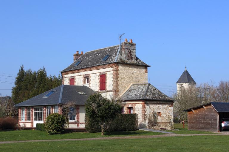 Maison bourgeoise sur propriété mitoyenne. 