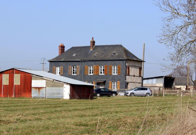 Ancienne maison de ferme, façade sud.- Route de Bouquetot. 