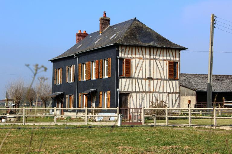 Ancienne maison de ferme, angle sud-est.- Route de Bouquetot. 