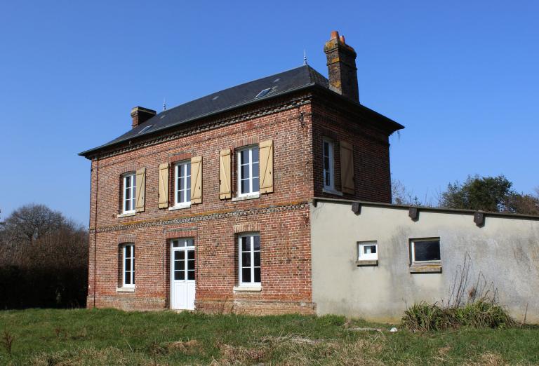 Maison de ferme, angle sud-est.- Route de Bouquetot (ZB 59 à 61).