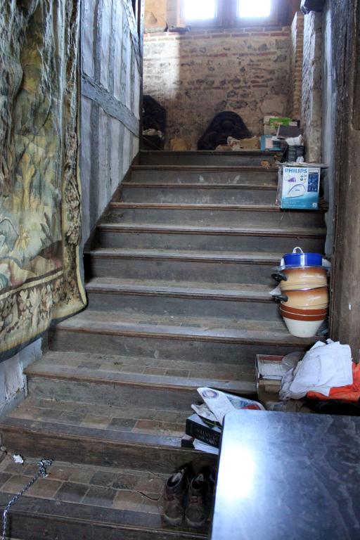Logis, escalier. 