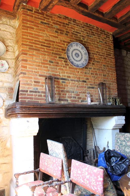 Logis, cheminée du rez-de-chaussée. 
