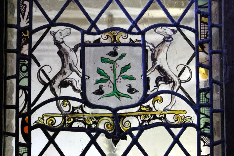 Armes de la famille de La Houssaye, reproduites sur un vitrail par Patrick Forfait. 