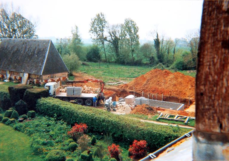 Écuries en cours de restauration.- Photographie ancienne, après 1993 (Collection particulière). 