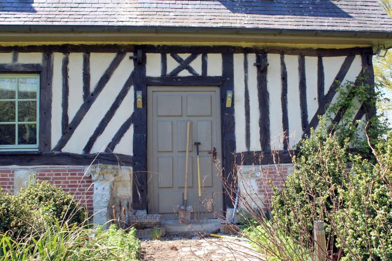 Anciennes écuries, détail d'une porte et des assemblages en pans de bois. 