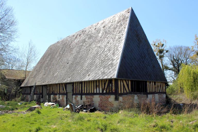 Grange, angle nord-est. 
