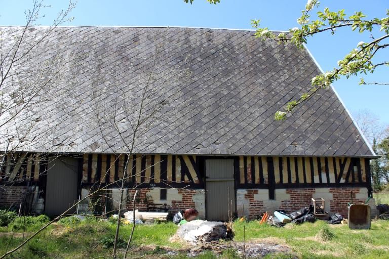 Grange, détail des assemblages en pan de bois. 