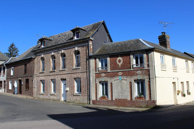 Enfilade de maisons.- Place de l'église, côté est. 