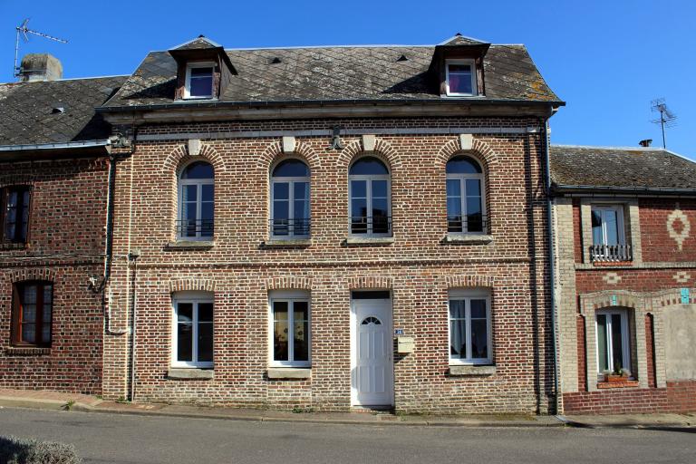 Maisons en brique.- Place de l'église, côté est. 