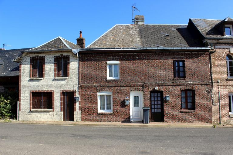 Maisons en brique.- Place de l'église, côté est. 