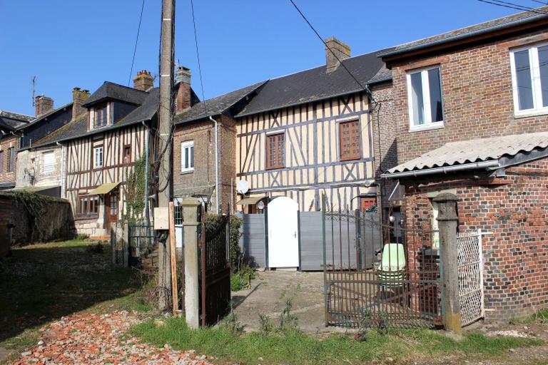 Arrières-cours des maisons en enfilade.- Place de l'église, côté sud. 