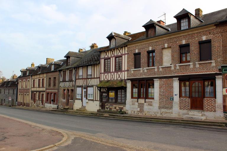 Enfilade de maisons.- Place de l'église, côté sud. 