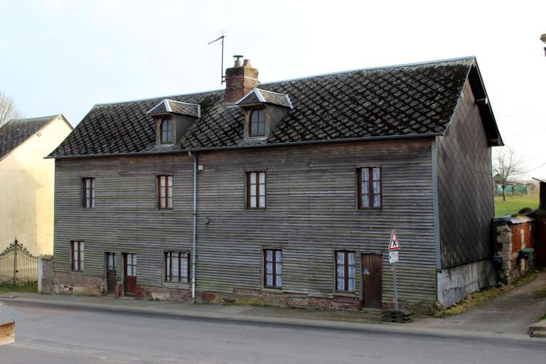 Maison jumelée en brique recouverte d'un essentage de planches et d'ardoise. .- Sud-est de la place de l'église. 