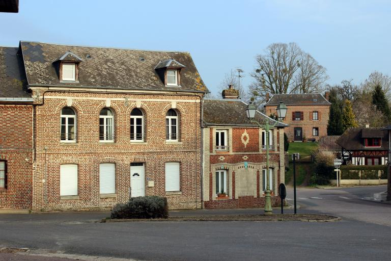 Maisons en brique.- Place de l'église, côté est. 