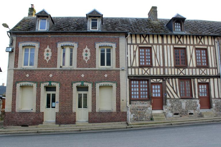 Maisons en brique bicolore.- Place de l'église, côté sud. 