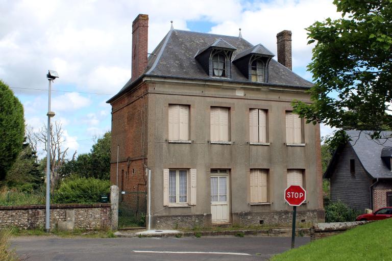 Maison en brique datée 1830.- Nord-est de la place de l'église. 