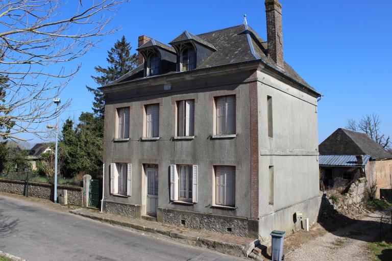 Maison en brique datée de 1830, angle sud-ouest.- Place de l'église. 