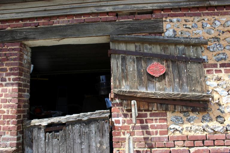 Grange et charretterie, détail d'une porte.- 1, rue des Janviers. 