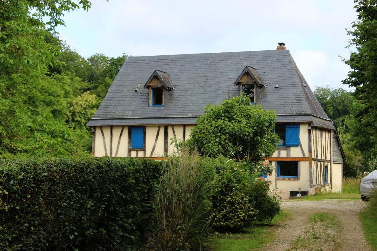 Ancien bâtiment agricole, actuellement maison.- Rue du Bourdonné. 