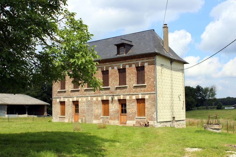 Maison, angle sud-est. 
