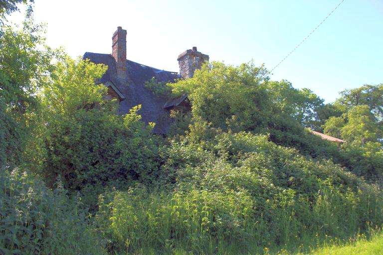 Logis, angle sud-ouest. 