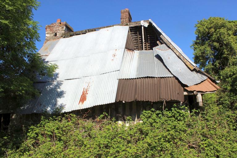 Logis, détail de la toiture, côté nord. 