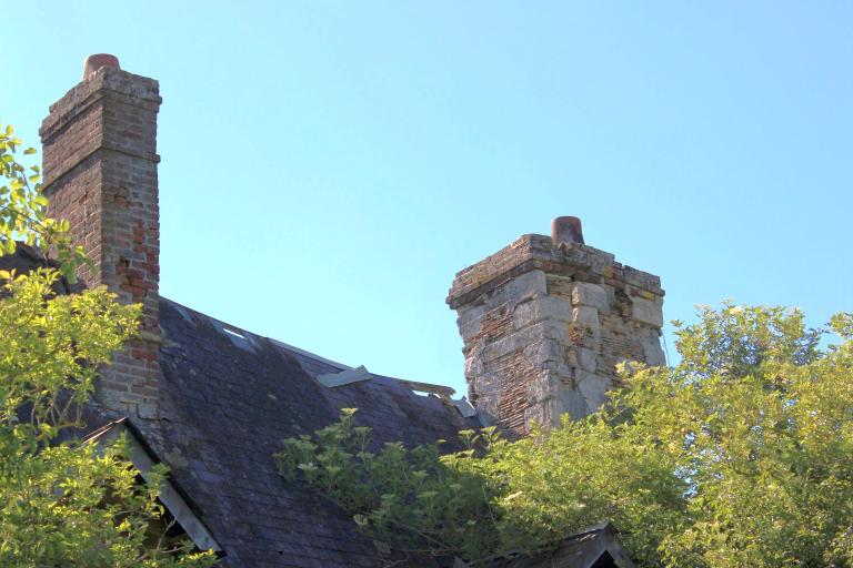 Logis, détail des souches de cheminée. 