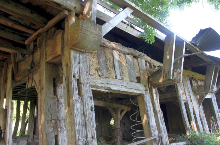 Ancien pressoir, détail des assemblages de la façade. 