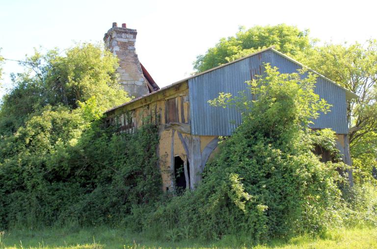 Logis, angle sud-est. 