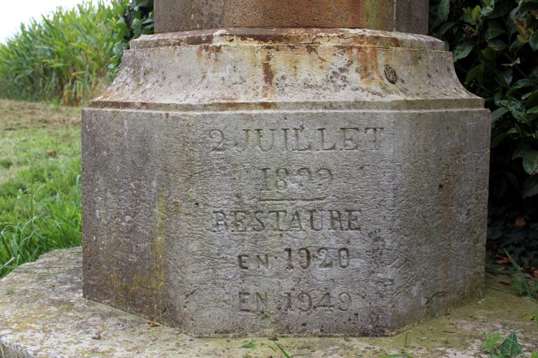 Base du calvaire.- Ancien lieu-dit de la Croix aux moines. 