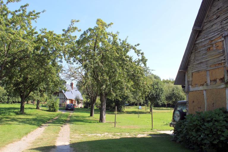 Vue d'ensemble de l'ancien corps de ferme.- 8, rue de la croix de l'Orme