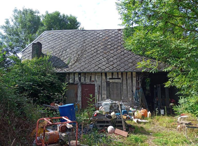 Ancienne maison servant actuellement de bâtiment. 