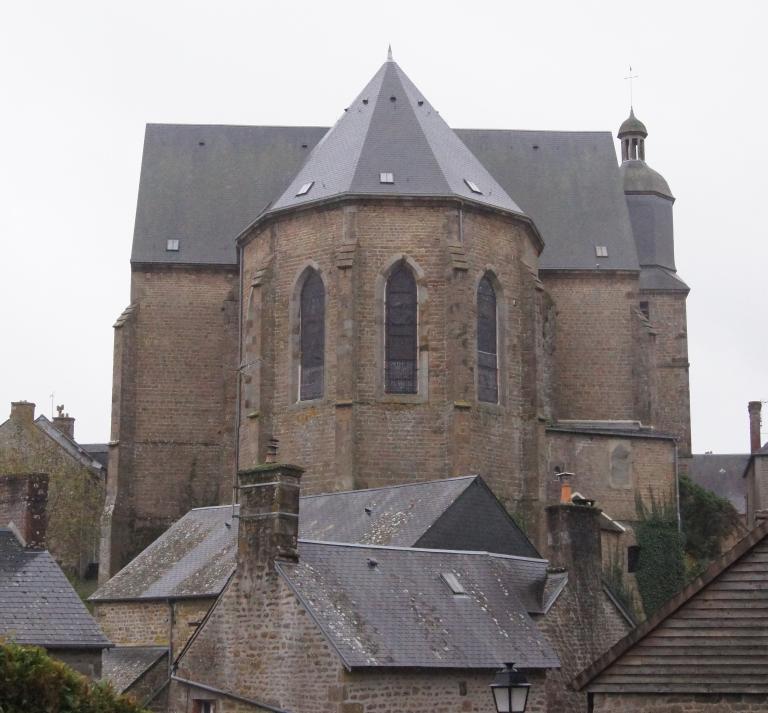 Vue du chevet et du transept depuis le nord. 