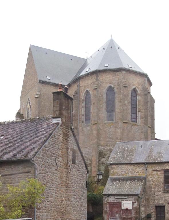Vue du chevet et du bras est du transept depuis le nord-est. 