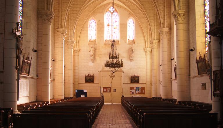 Intérieur, vue de la nef depuis le choeur. 