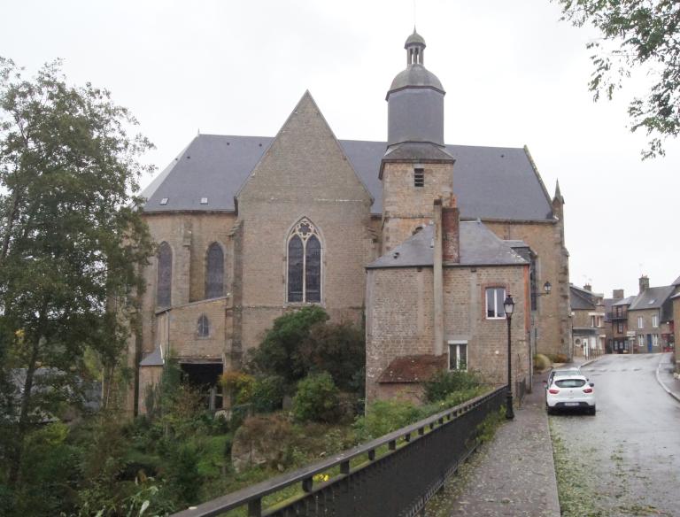 Vue d'ensemble de l'église depuis l'ouest. 
