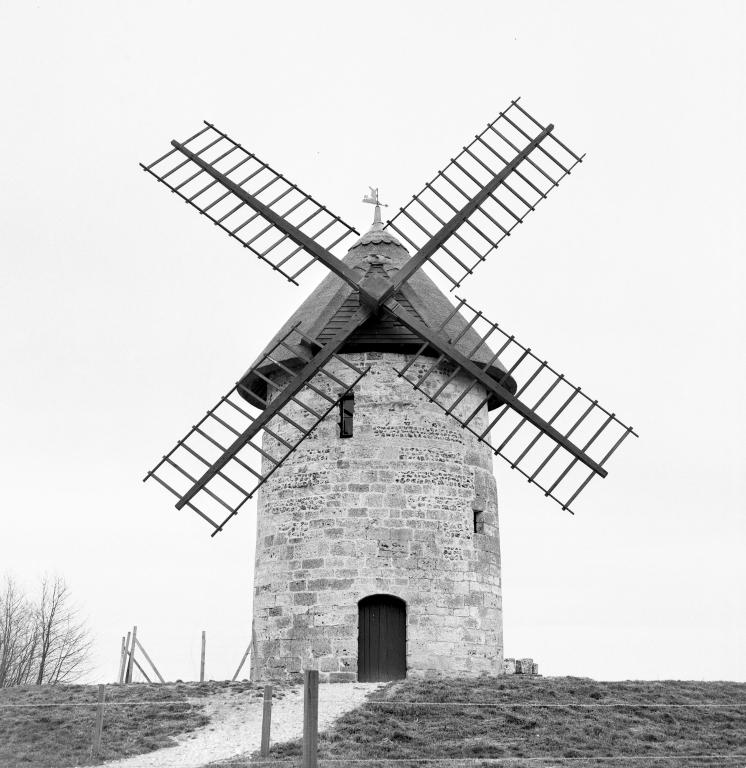 Vue après restauration.- Photographie du Parc de Brotonne, après 1985. 