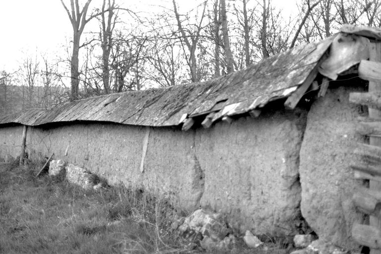 Mur en bauge.- Photographie du Parc de Brotonne, 1971. 
