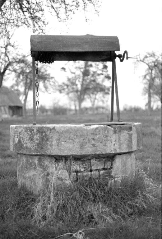 Puits.- Photographie du Parc de Brotonne, 1971. 