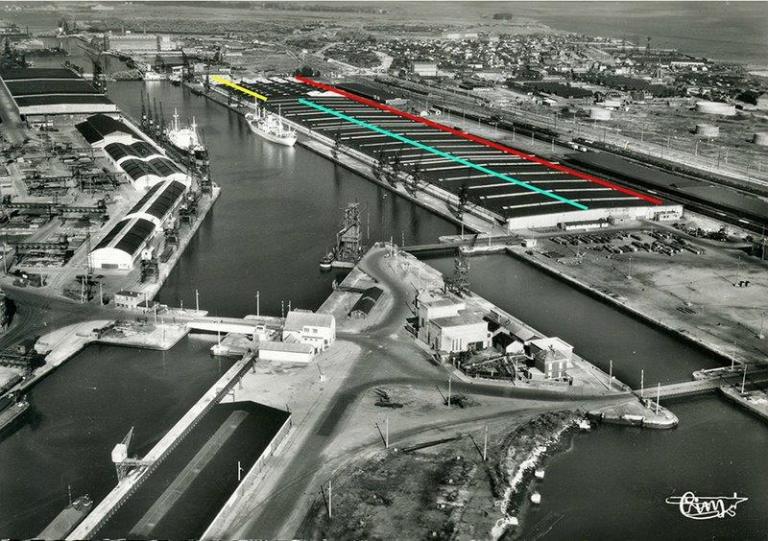 Hangar 81, vue aérienne nord-ouest/le sud-est Rouge : hangar à coton. vert : hangar d'avant guerre. jaune : hangar reconstruit.- Infographie, fond de carte postale CIM, vers 1950, Tiré de : Le coton au Havre/Havrais Dire, 2016.